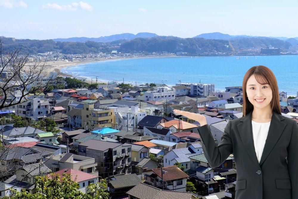 鎌倉の海へ向かう坂道と空き家相談のイメージ