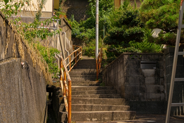 横須賀の坂道や海沿いの住宅地イメージ